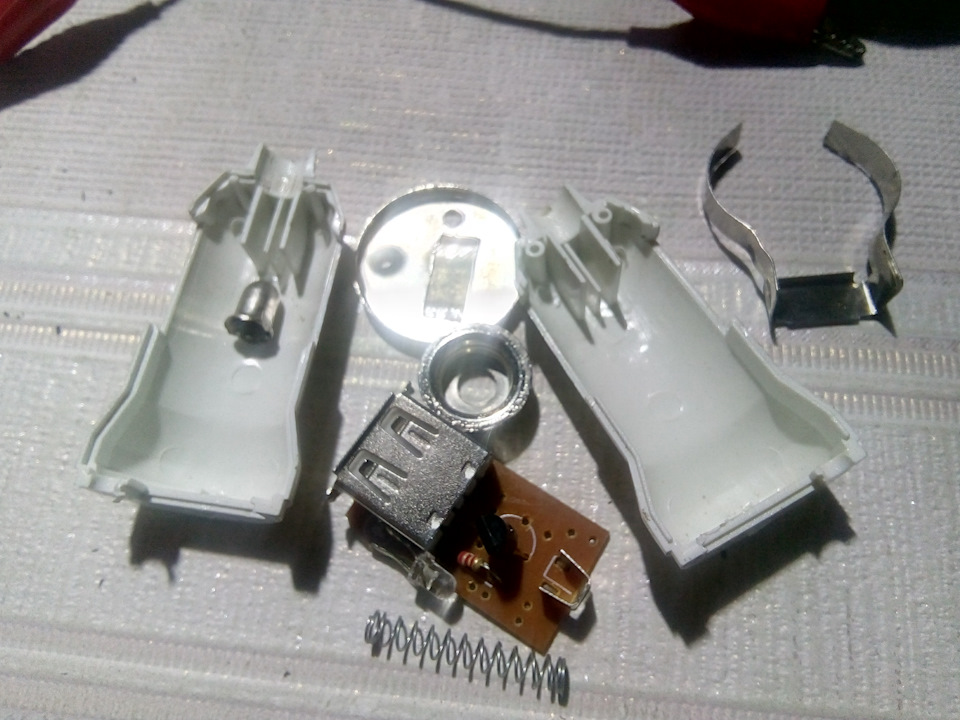 USB у штатній заглушці панелі приладів 4