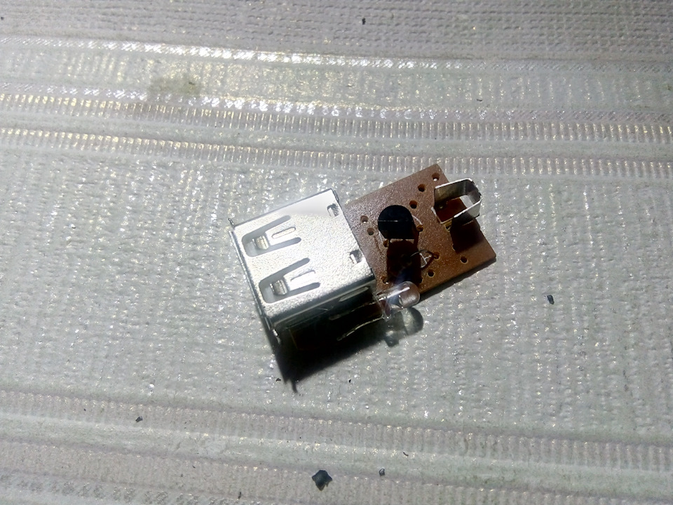 USB у штатній заглушці панелі приладів 5