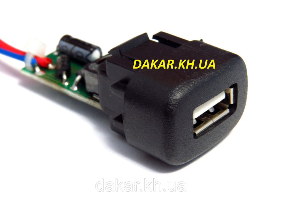 USB у штатній заглушці панелі приладів 1
