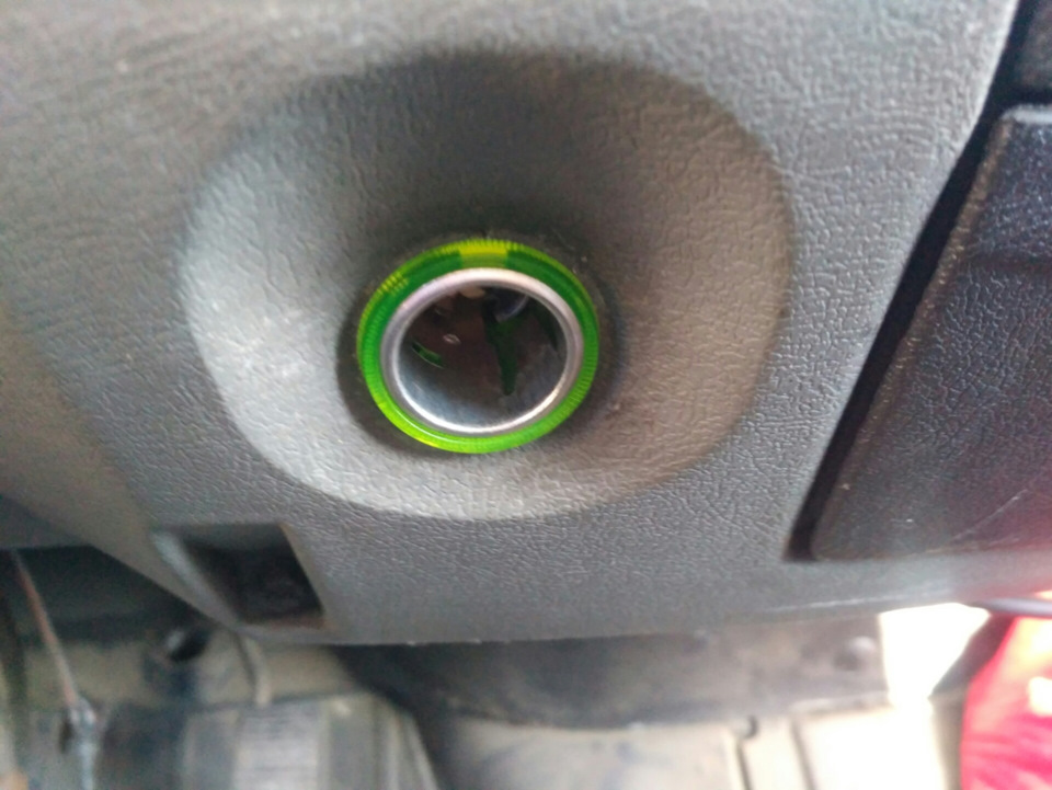 USB роз'єм, прикурювач 4