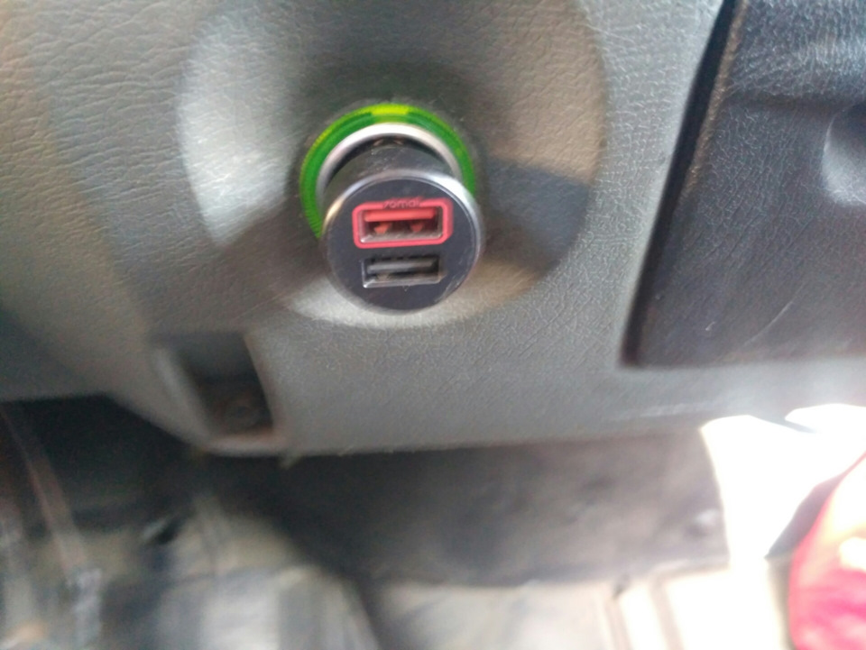 USB роз'єм, прикурювач 3