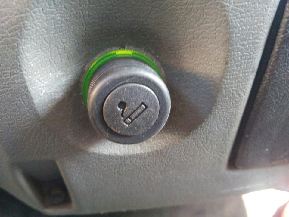 USB роз'єм, прикурювач 1