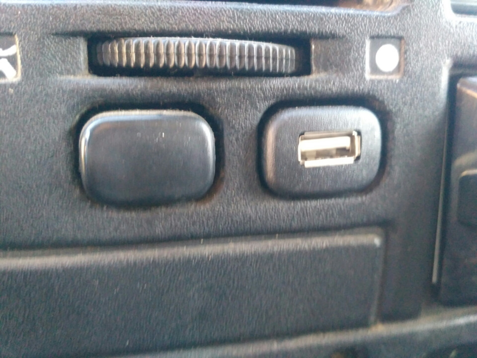 USB роз'єм, прикурювач 5