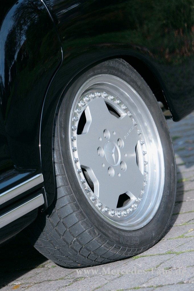 У нас Перемога під ніж , а у них Mercedes 190 Ponton 3