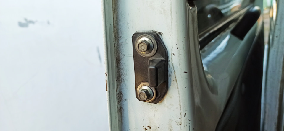 Бічні двері та різьбові заклепки. 2