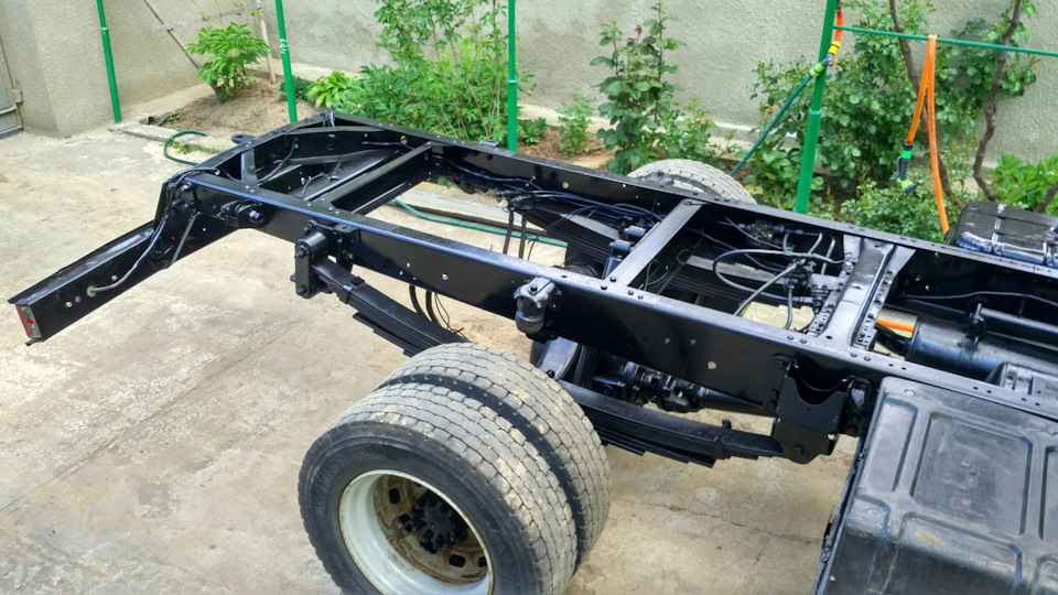 Пофарбували раму, бак, міст, ресори. 3