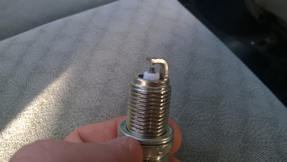 Заміна свічок Denso Spark plug KT20TT 2