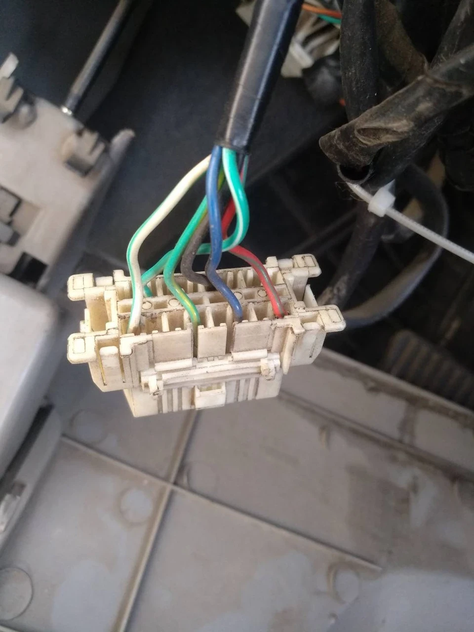 Рознімання OBD2, розпинування під 6 проводів і навіть працює elm-327