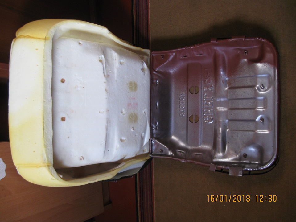 Шар поролону в передні сидіння. 5