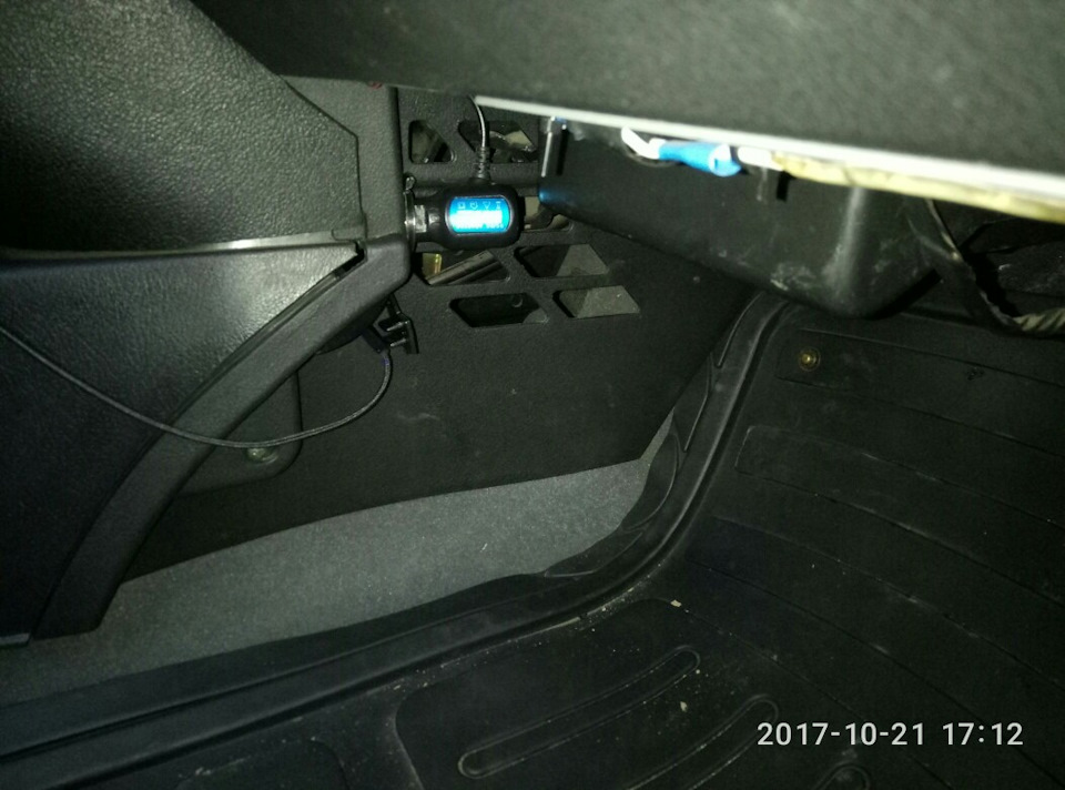 Розетка прикурювача та USB 4