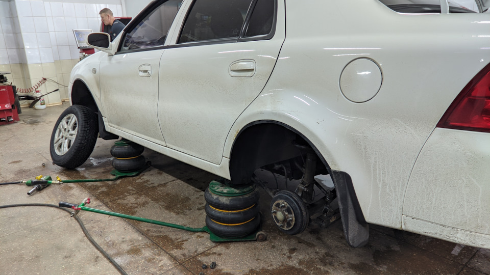 7. Зимові шини Bridgestone Blizzak LM005 4