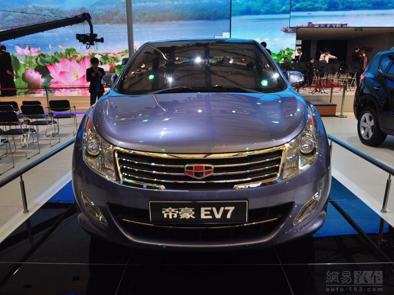 Geely Emgrand EV7 1