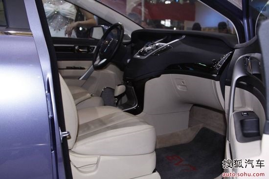 Geely Emgrand EV7 3