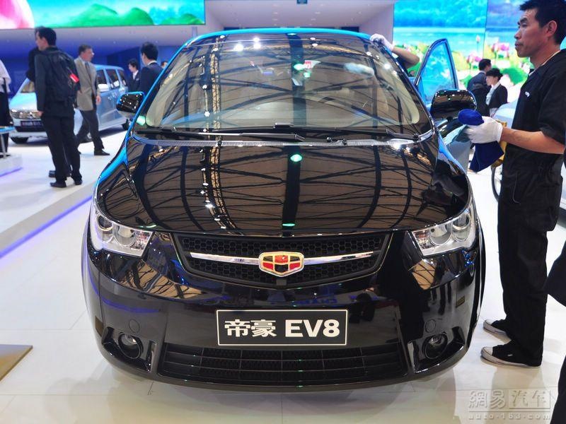 Geely Emgrand EV8 1