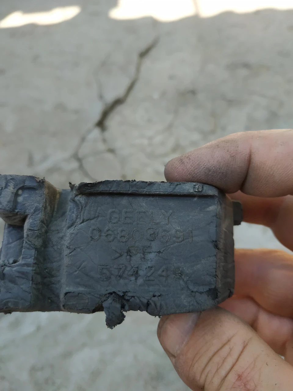 Незрозуміла деталь під капотом