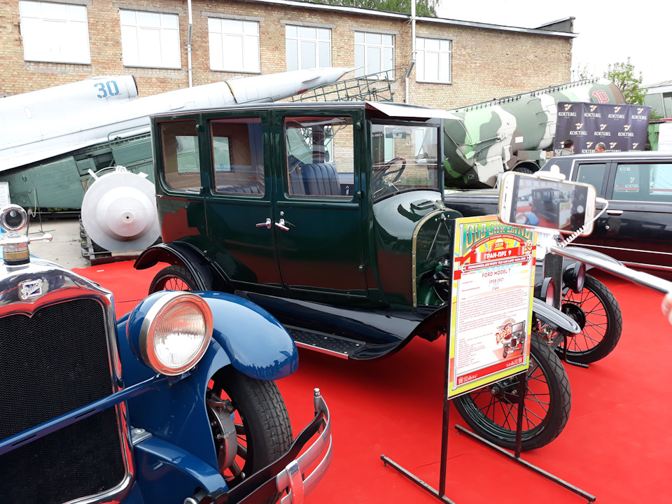 Побували на виставці ретро-автомобілів Old Car Land (Київ) 2