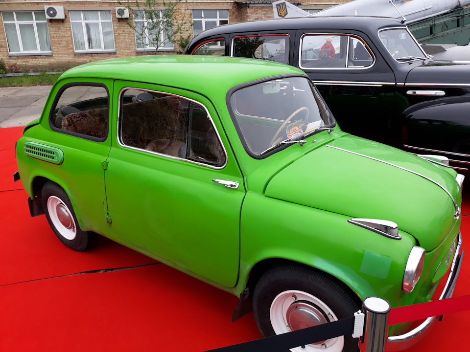 Побували на виставці ретро-автомобілів Old Car Land (Київ) 3