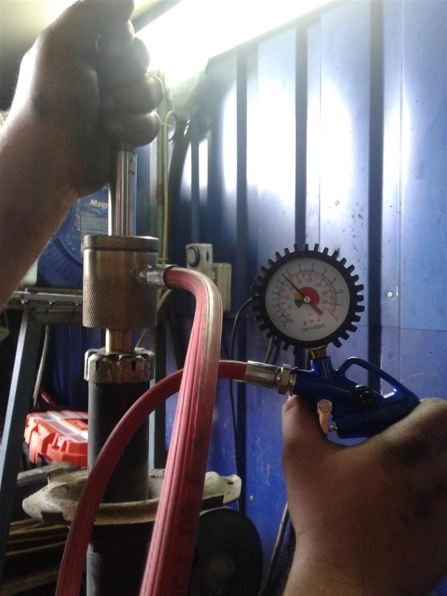 Відновлення передніх стійок - підкачування газом та олією 4