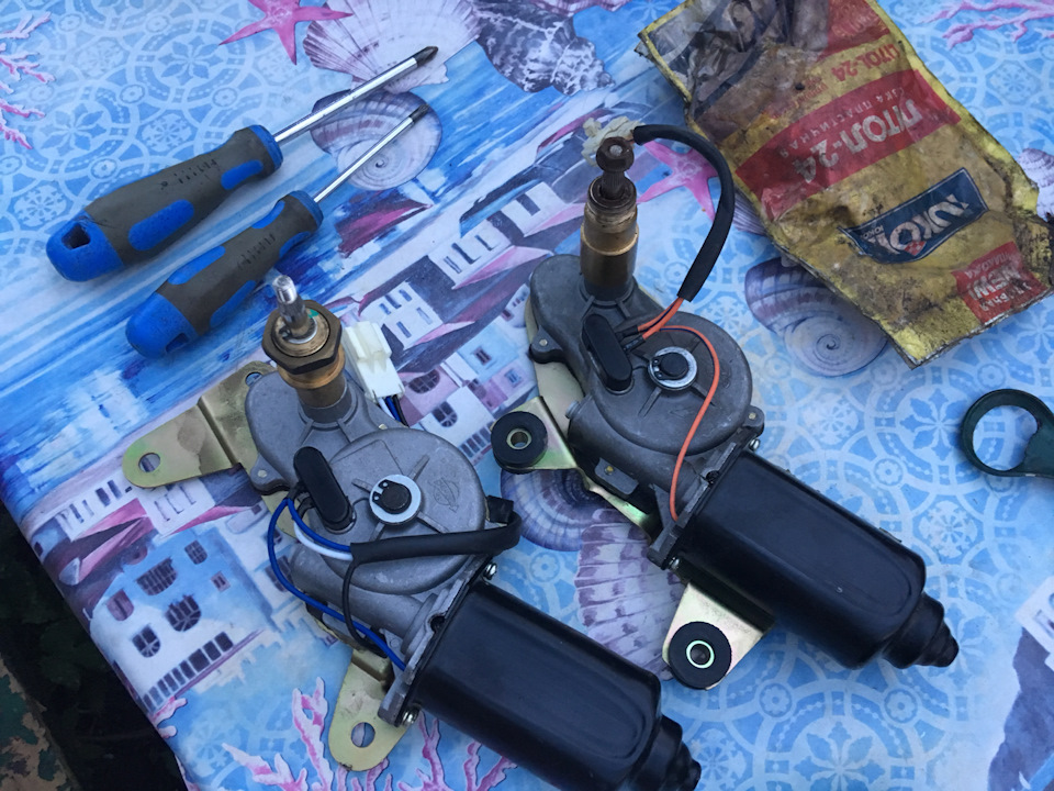 Задній двірник. 1