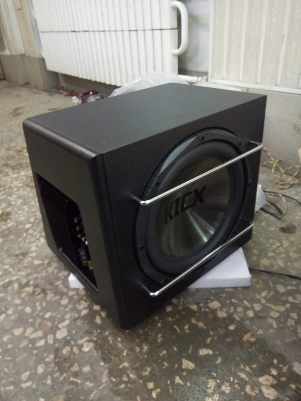 Сабвуфер KICX ICQ 301BPA на MK Cross 3