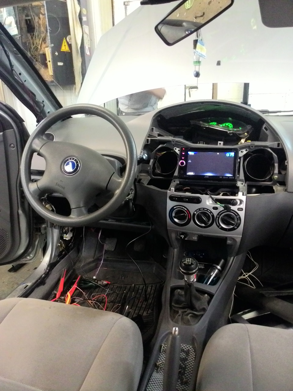 JVC KW-AV61BTEE фото в роботі 3
