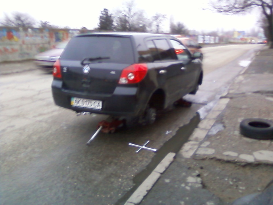 Заміна гуми або як змінюють гуму в Сімферополі 1