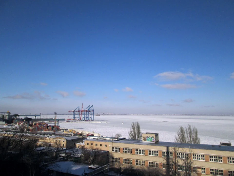 А у нас тут море замерзло