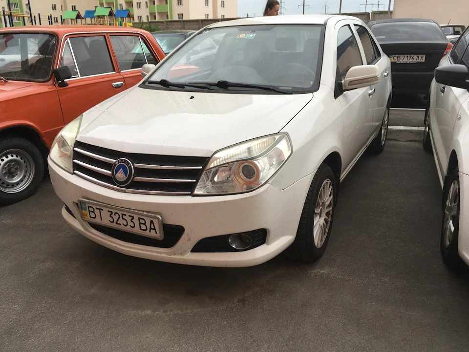 Стан металу Geely MK через 6 років у мегаполісі.
