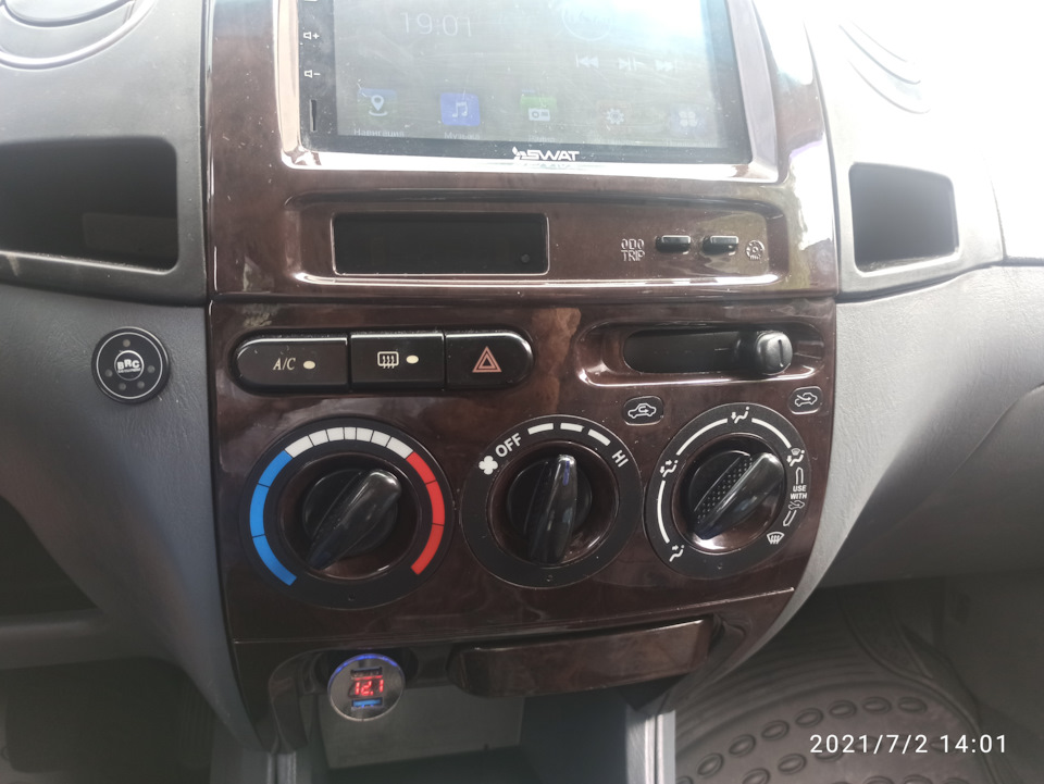 Дує теплим з повітроводів 1