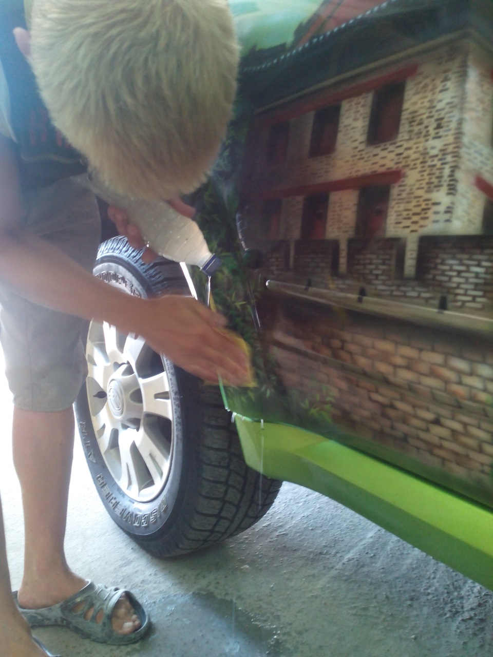 Підсилив кути задніх дверей плівкою 2
