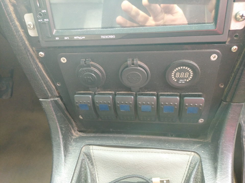Кнопочки-гнізда і вольтметр 1