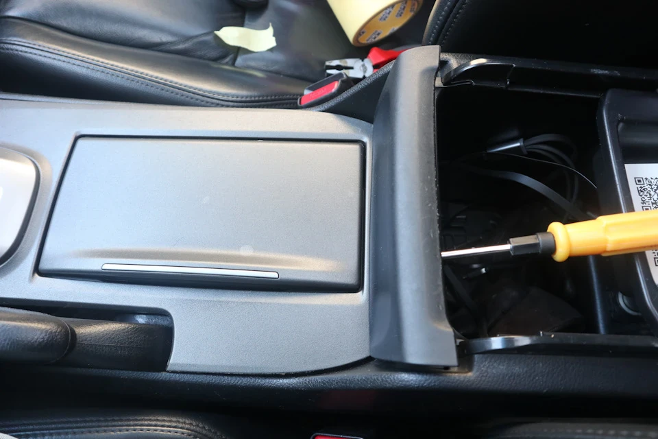 Заміна лампочок клімат-контролю, розбирання консолі та знімання клімат-контролю