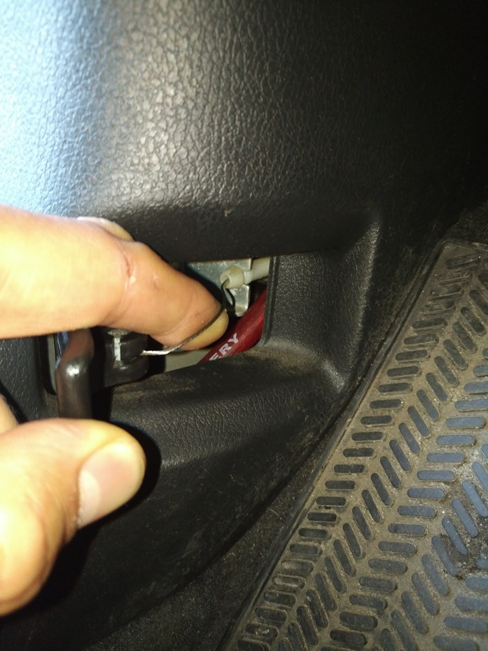 HELP Не відкривається капот... 3