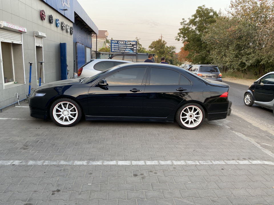 Чорний верх, білий низ? 3