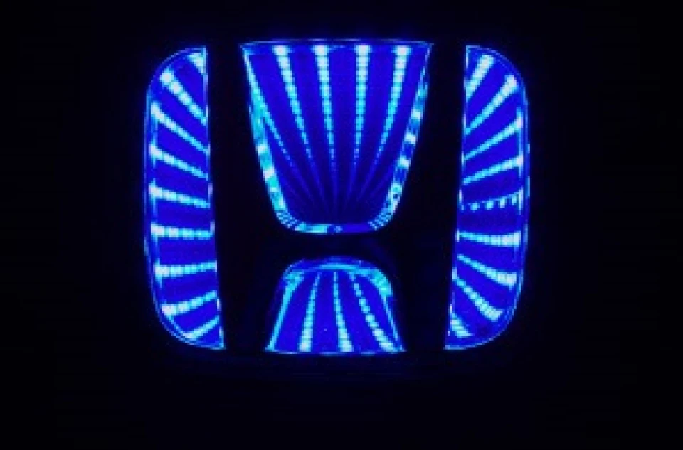 Світлодіодний 3D логотип Blue Honda Accord. Хто і як на це дивиться?