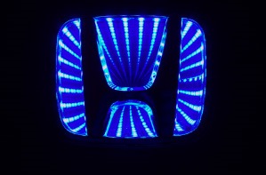 Світлодіодний 3D логотип Blue Honda Accord. Хто і як на це дивиться? 1