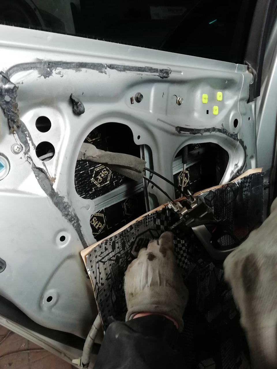 Шумка та вібро ізоляція задніх дверей та заміна задніх динаміків 5