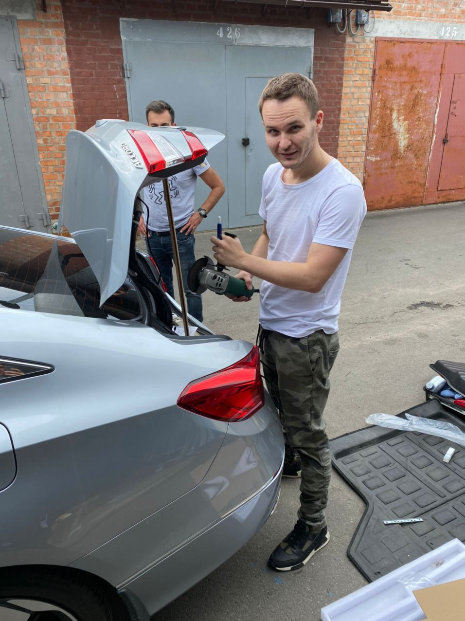Автовідкриття багажника та сенсор ноги 4