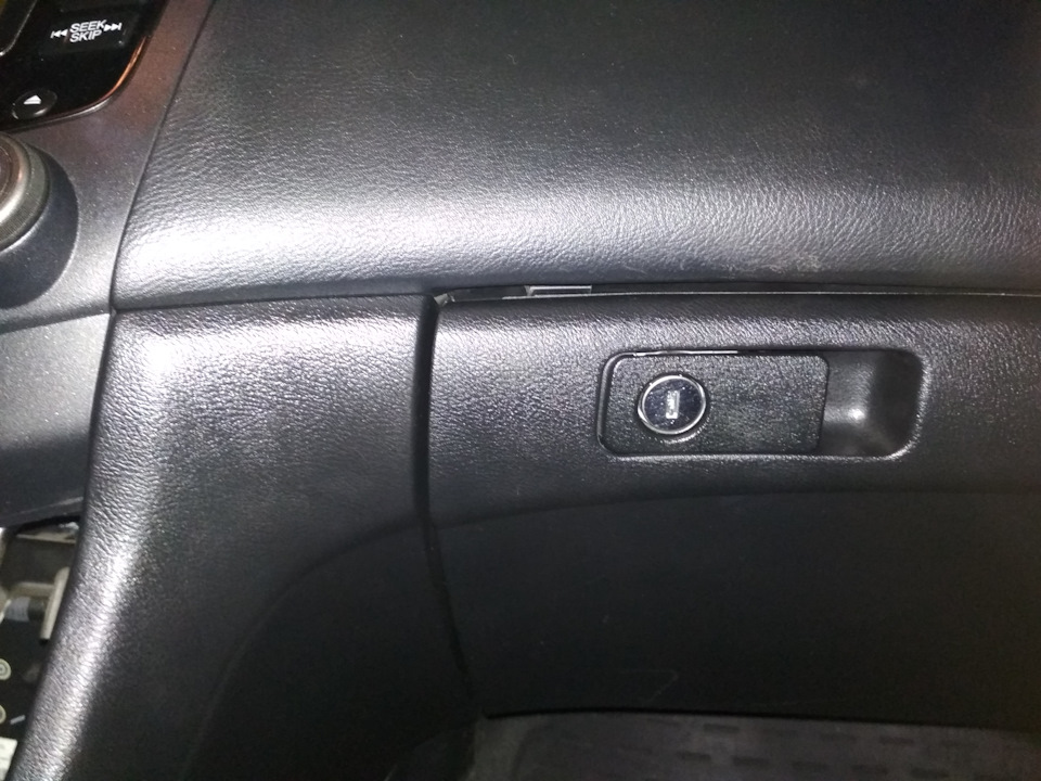 Підтяжка бардачка та встановлення USB адаптера XCarlink 2