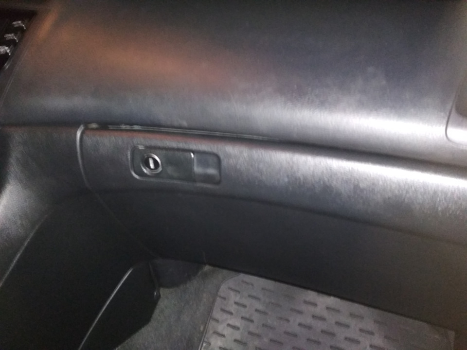 Підтяжка бардачка та встановлення USB адаптера XCarlink 1