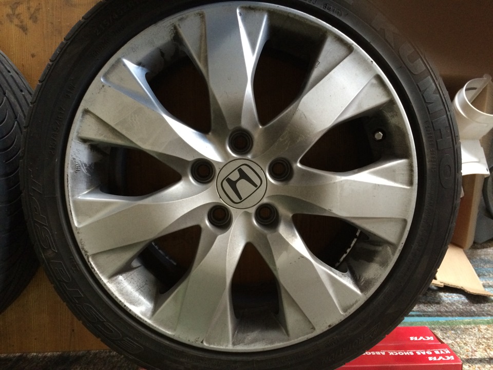 Продам R17 5*114,3 ET 55 7,5J + резина 215/45/17 1