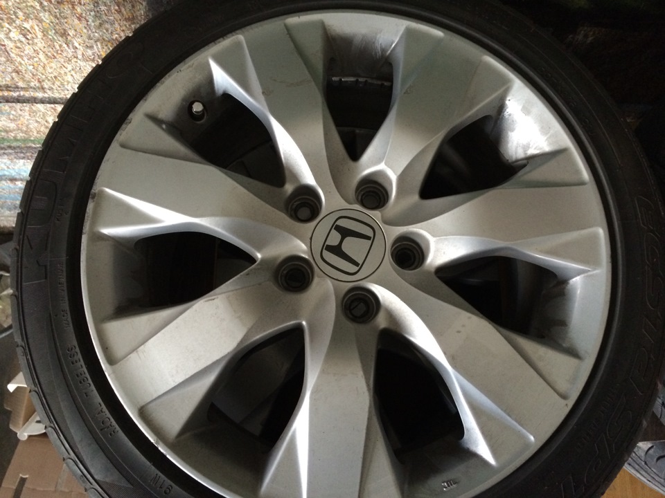 Продам R17 5*114,3 ET 55 7,5J + резина 215/45/17 3