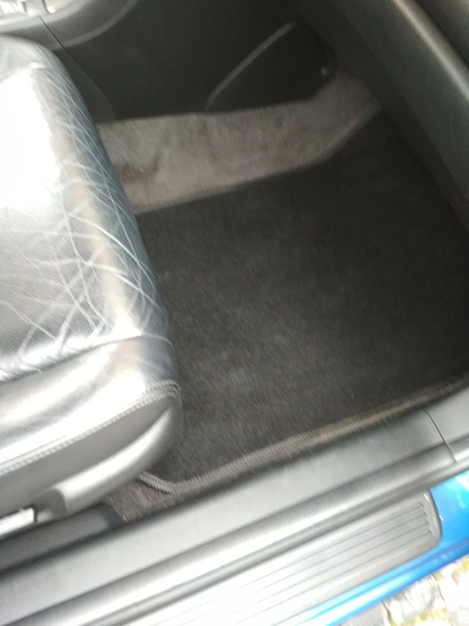 Покупка нових автомобільних килимків у салон