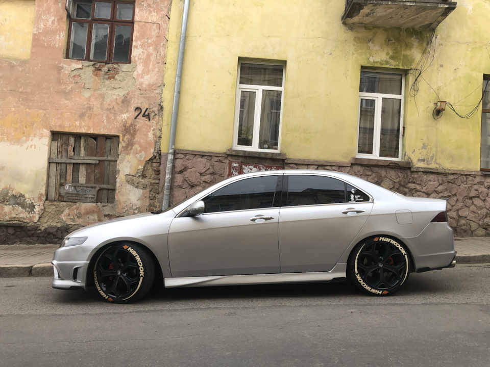 Пара місяців та пара фоток машини 1