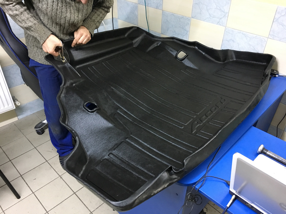 Оригінальний килимок у багажник + кліпси кріплення заднього сидіння 1