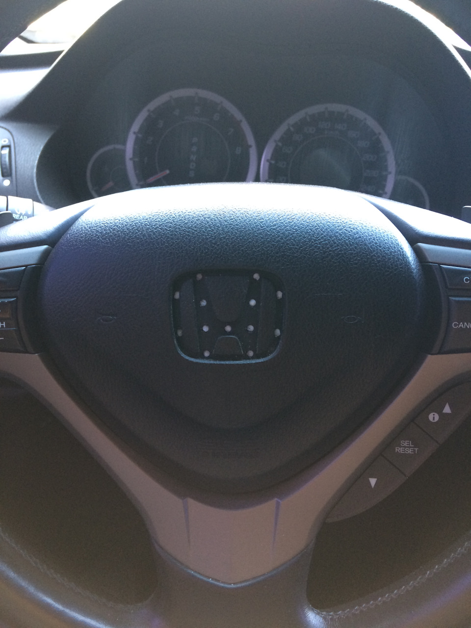 Встановлення емблеми (логотип, знак) на кермо Honda Accord CU1. Частина 2. 1