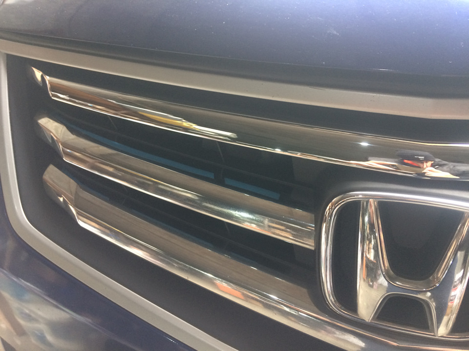 Встановлення верхнього молдингу решітки радіатора Honda Accord 8 2
