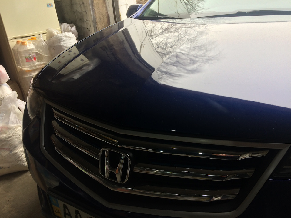 Встановлення верхнього молдингу решітки радіатора Honda Accord 8 4