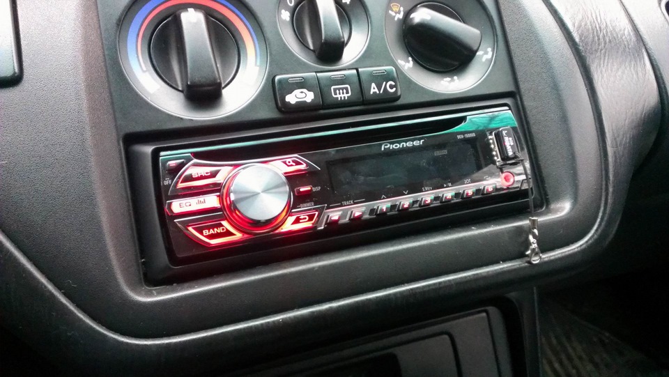 Pioneer MVH 1400 UB 4