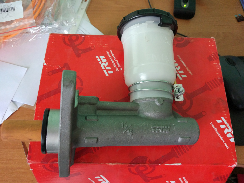 Заміна ГТЦ (TRW PMF343) та прокачування гальмівної системи (Bosch DOT4) 4